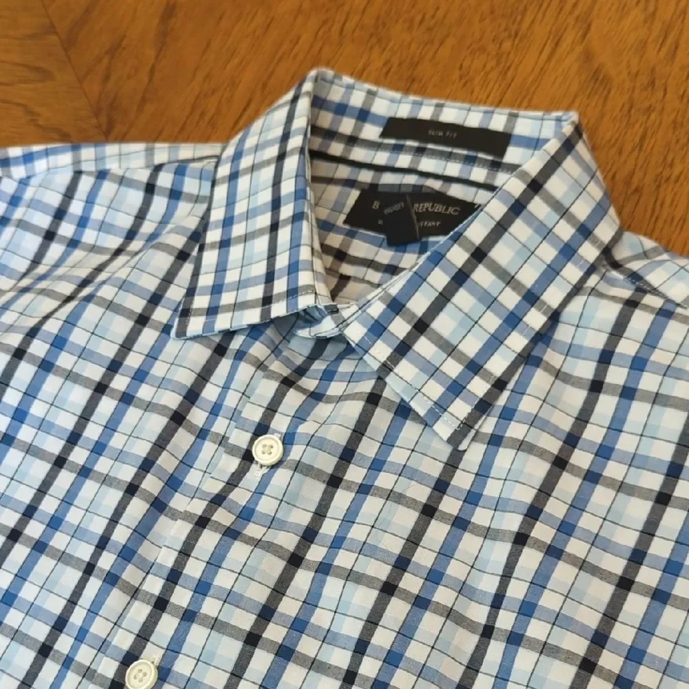Banana Republic Men's Plaid Bitton-Down Shirt In White and Blue